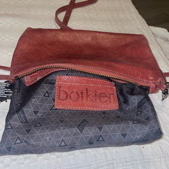 BOTKIER, NY TRIGGER Brown Leather CrossBody Bag with Studs & Fringes. - Picture 8 of 10